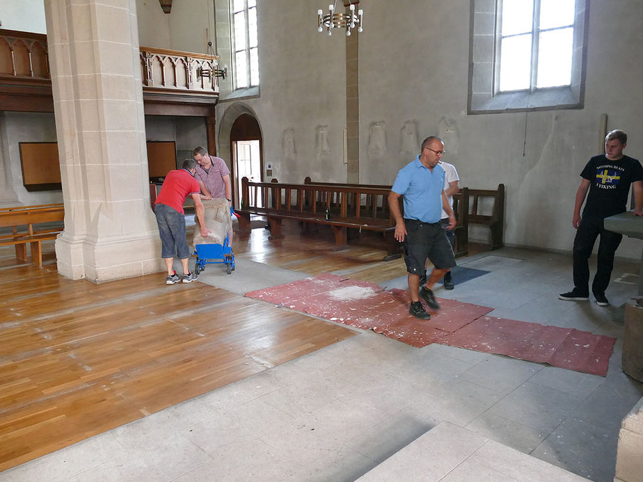 Räumung des Restinventars und der Kirchenbänke aus der Kirche (Foto: Karl-Franz Thiede)